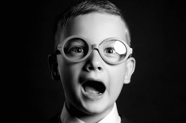 gözlüklü çocuk çığlık