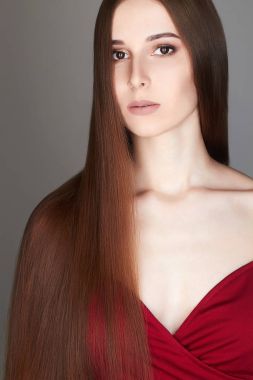 Sağlıklı düz uzun saçlı güzel kadın