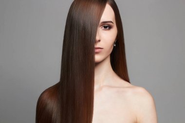 Uzun saçlı güzel genç kadın