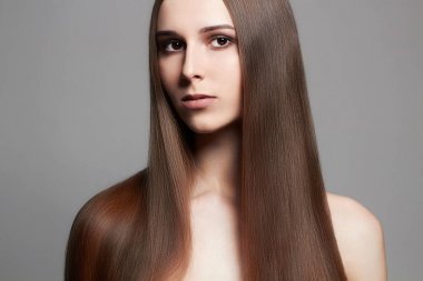 Uzun saçlı güzel genç kadın