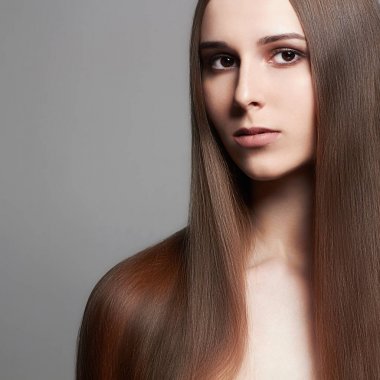 Uzun saçlı güzel genç kadın