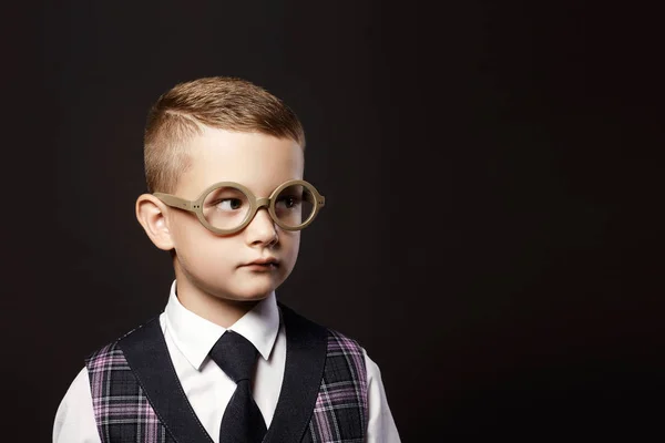 Kind in Brille in der Nähe der Schulbank — Stockfoto