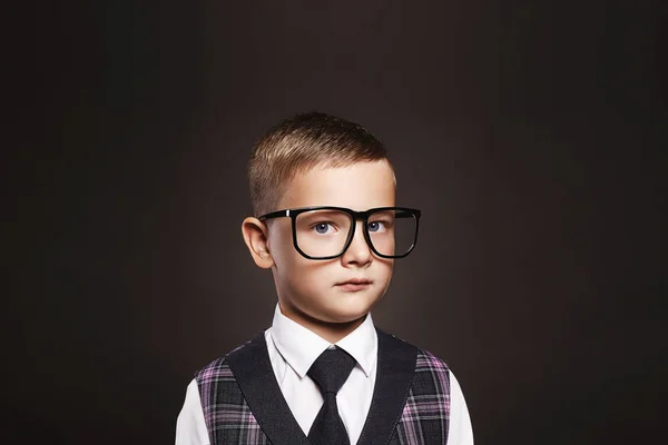 Ребенок в очках возле школьного стола — стоковое фото