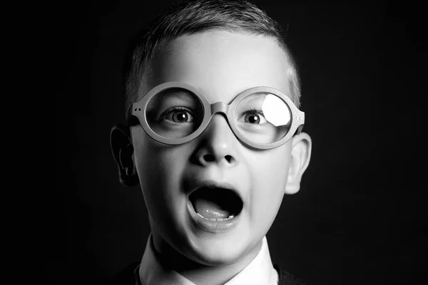 Řvoucí dítě v brýlích — Stock fotografie
