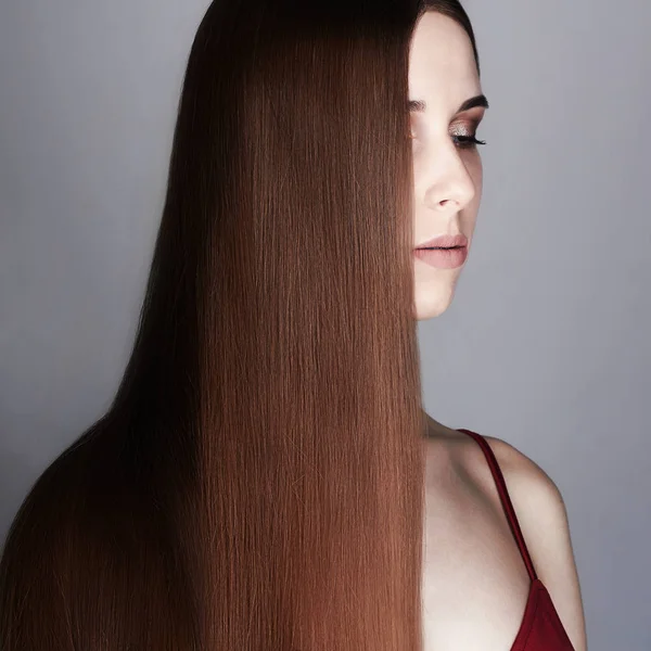 Vlasy. Krásná bruneta žena — Stock fotografie