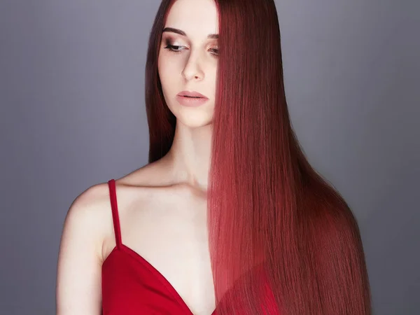 Linda menina de cabelo vermelho. Cabelo longo saudável — Fotografia de Stock