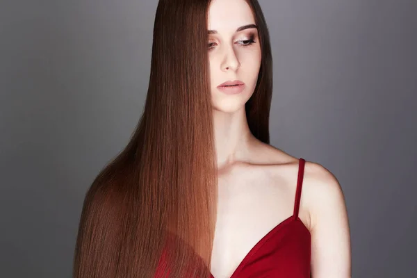 Schöne brünette Mädchen. gesunde lange Haare — Stockfoto