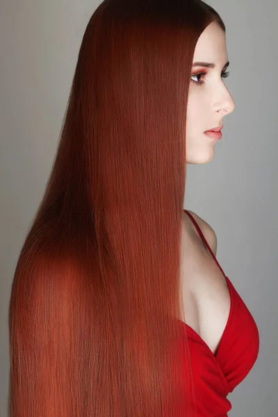 Hosszú vörös haja gyönyörű nő — Stock Fotó