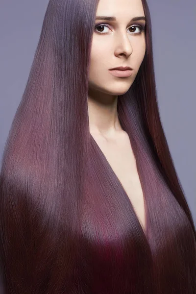Uzun saçlı güzel genç kadın