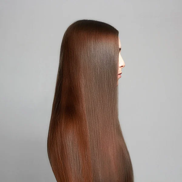젊은 여자의 아름 다운 긴 머리 — 스톡 사진