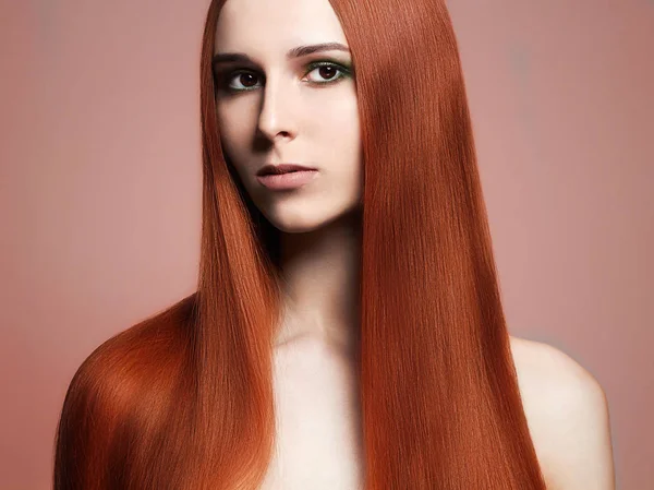 Uzun kızıl saçlı güzel genç kadın — Stok fotoğraf