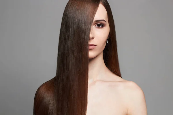 Lange Haare schöne junge Frau — Stockfoto