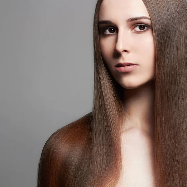 Uzun saçlı güzel genç kadın