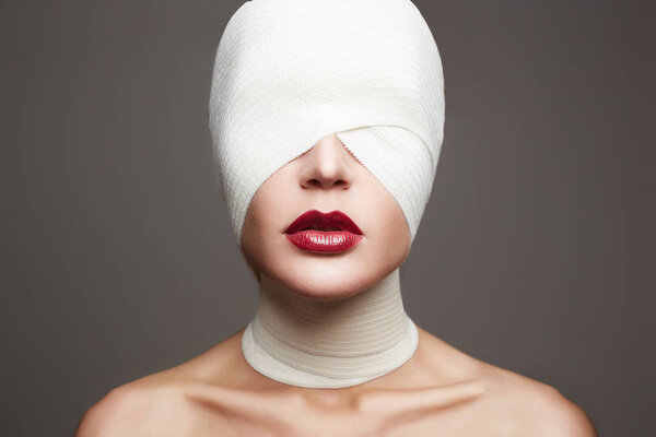 гламурная женщина на Хэллоуин
