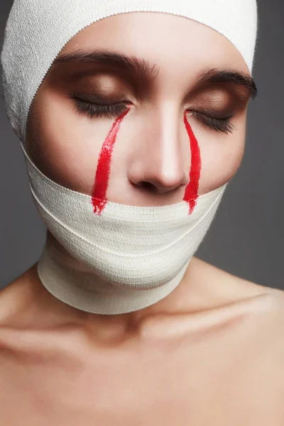 Tarjeta de Halloween. Mujer con lágrimas sangrientas —  Fotos de Stock