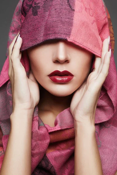 Beautiful woman covers her face,islamic style — Stock Photo, Image