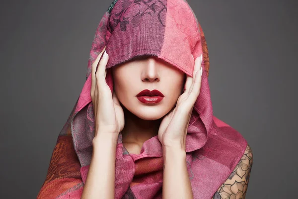 Bella donna si copre il viso, stile islamico — Foto Stock