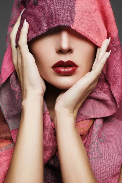 伊斯兰风格穿粉红色裙子的女人 — 图库照片