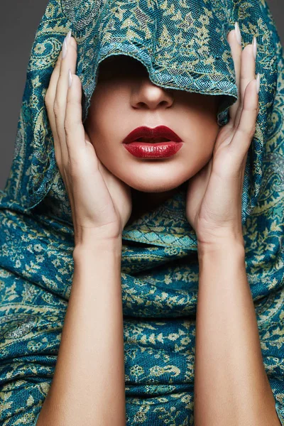 güzel bir kadın yüzü renkli bez altında