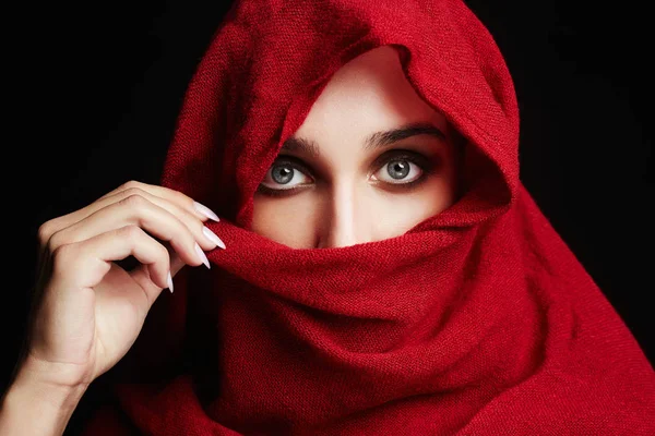 Módní islámského stylu žena v červené barvě — Stock fotografie