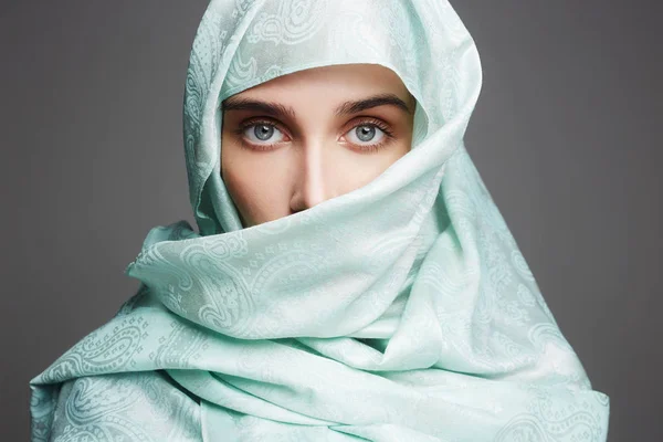 Schöne arabische Frau in einem blauen Tuch — Stockfoto