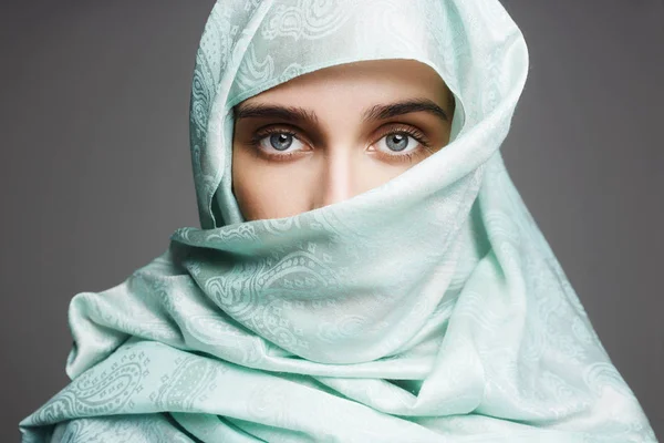 Schöne arabische Frau in einem blauen Tuch — Stockfoto