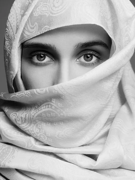 Beautiful arabic woman face portrait — Stock Photo, Image