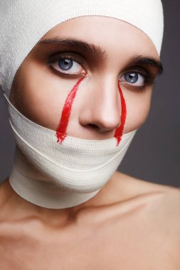 Güzellik kız kanlı gözyaşları ile