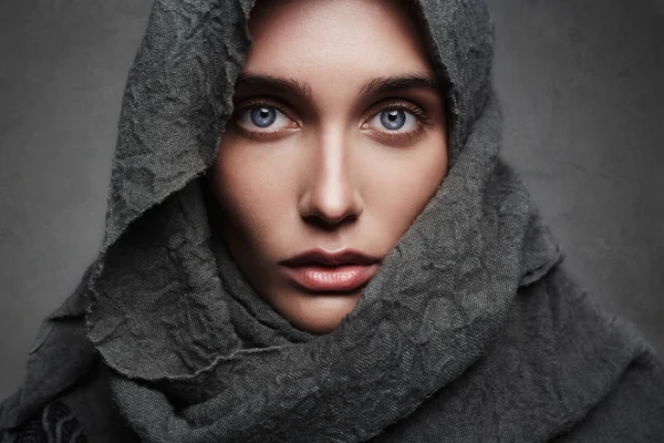 Hermosa mujer joven en bufanda —  Fotos de Stock