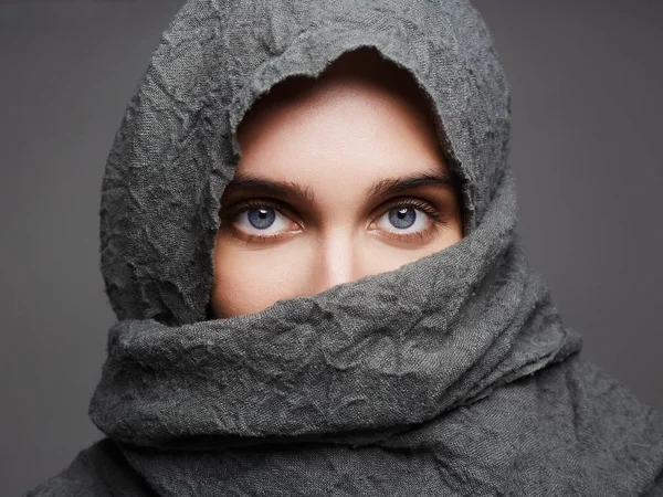 Chica de estilo árabe de moda —  Fotos de Stock