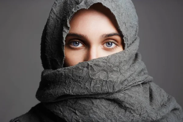 Mulher estilo árabe na moda — Fotografia de Stock