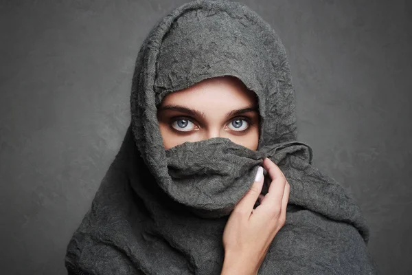 Hermosa mujer árabe cubre su cara —  Fotos de Stock
