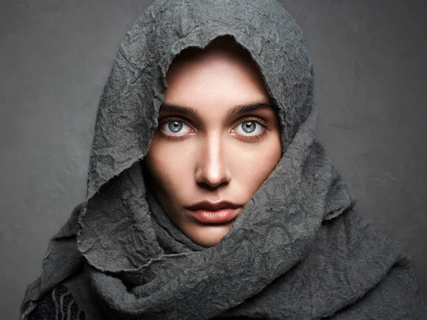 Beautiful woman in scarf.arabian fashion — Stock Photo, Image