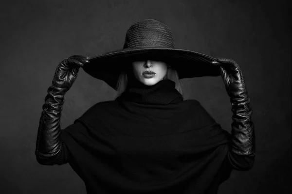 Hermosa mujer en sombrero y cuero guantes.halloween bruja —  Fotos de Stock