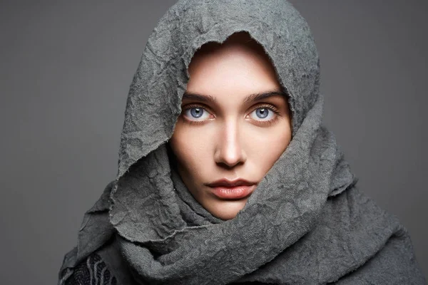Mujer hermosa en la moda scarf.arabian — Foto de Stock