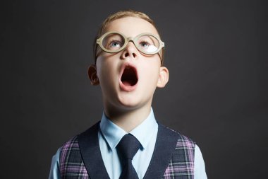 komik gözlüklü çocuk çığlık