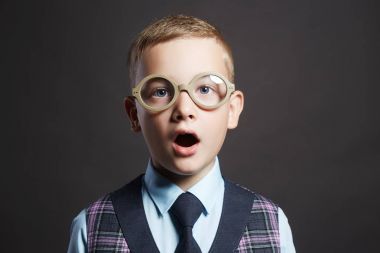 açık ağzı ile sürpriz çocuk