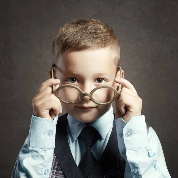 Смешной ребенок в очках и siut.genius Kids — стоковое фото