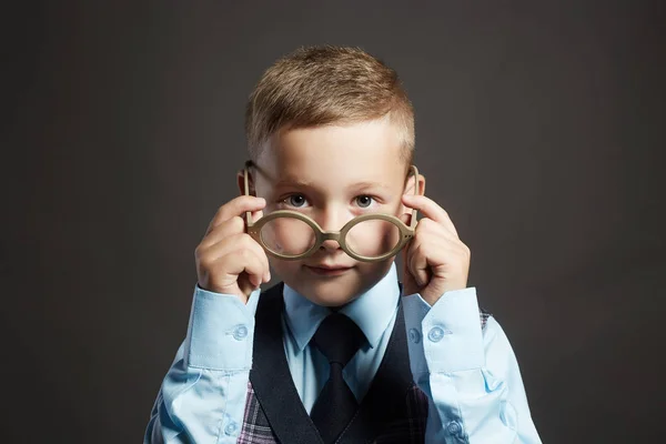 Roliga barn i glasögon och siut.genius barn — Stockfoto
