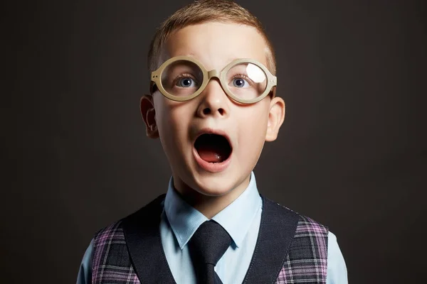 Niño gritando en gafas — Foto de Stock