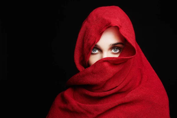 Bela mulher em um pano vermelho hi jab — Fotografia de Stock