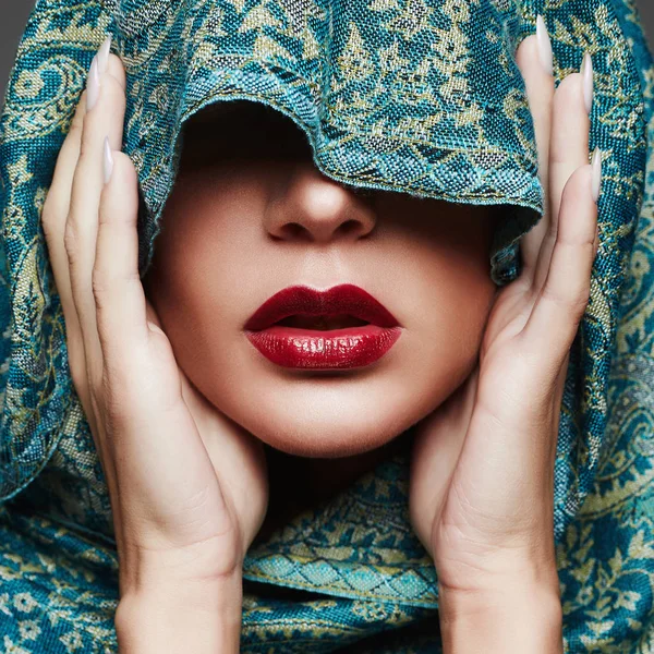 Labios rojos maquillaje girl.part de la cara femenina — Foto de Stock