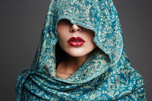 güzel kadın yüzünü kapsar