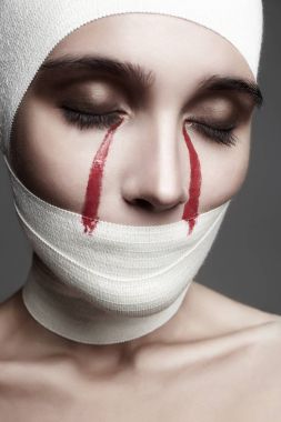 Kanlı gözyaşları ile kız