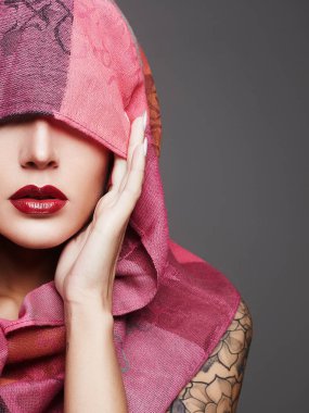 Kırmızı dudaklar kadın başlık altında