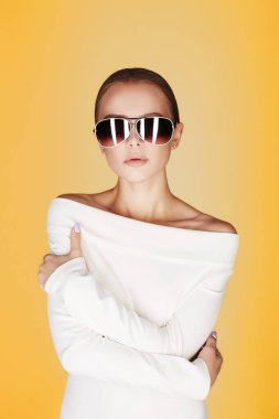 şık güzel genç kadın güneş gözlüğü
