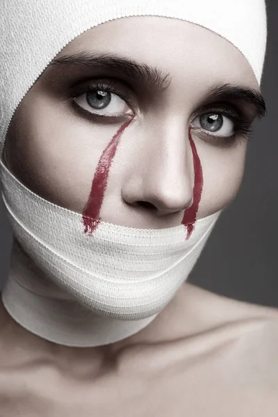 Halloween stijl meisje met bloedige tranen — Stockfoto