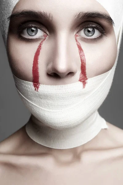 Halloween estilo menina com lágrimas sangrentas — Fotografia de Stock