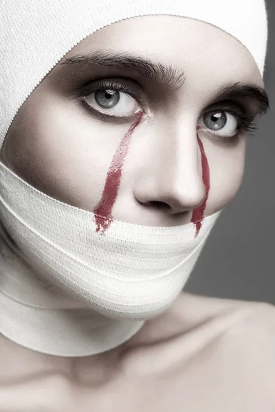 Halloween stílusra lány véres könnyekkel — Stock Fotó