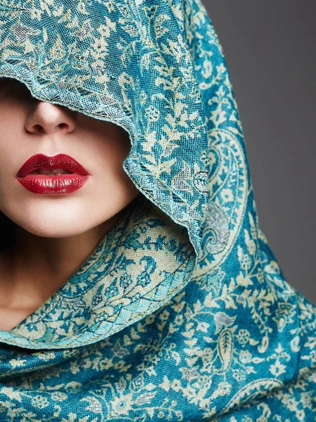 Kırmızı dudaklar kadın başlık altında